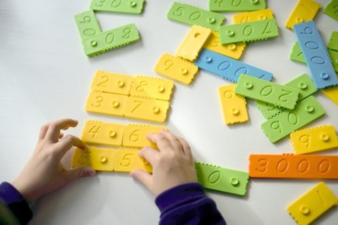 Newmero - klocki matematyczne. Mały zestaw 27 el. Newmero Newmero - klocki matematyczne. Mały zestaw 27 el. Newmero