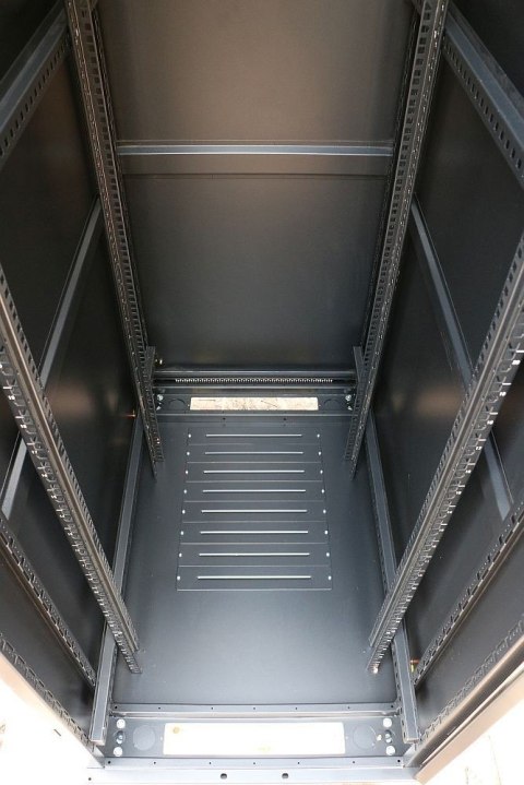 Szafa rack 42U 800x800mm czarna stojąca Szafa rack 42U 800x800mm czarna stojąca