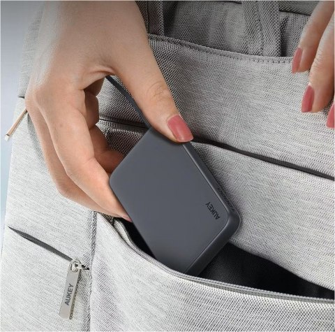 PB-Y53P PowerBank 10000mAh 22.5W 4xUSB kabel USB-C PB-Y53P PowerBank 10000mAh 22.5W 4xUSB kabel USB-C